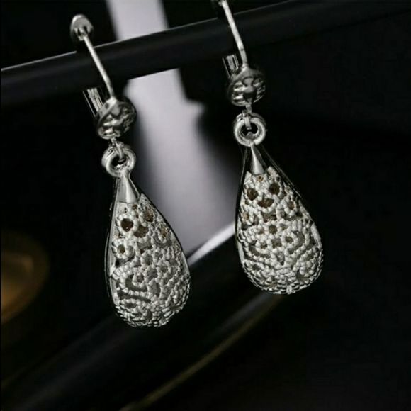Jewelry - 18k White Gold Vintage Earrings